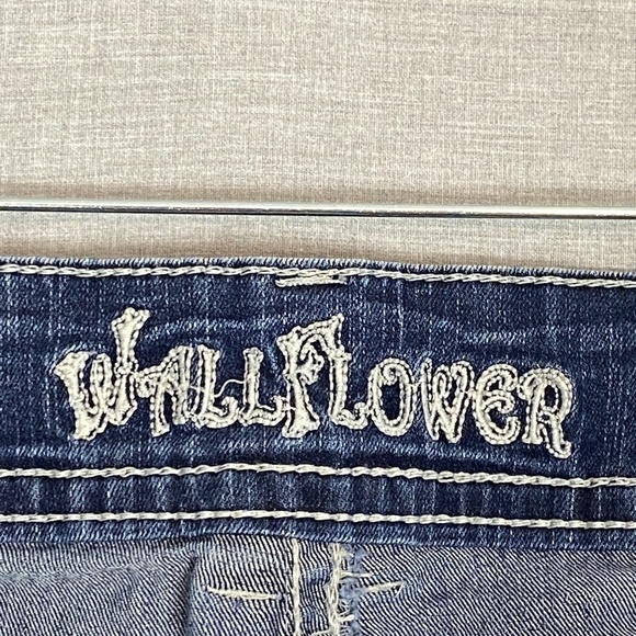 Wallflower Bootcut Low Rise Jeans Sz 11 Decorative Stitching Factory Fading - Picture 6 of 8